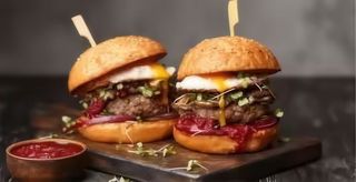 Бургер със свинско месо и бекон на BBQ (400гр)