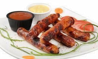 Пушени пикантни наденички на BBQ