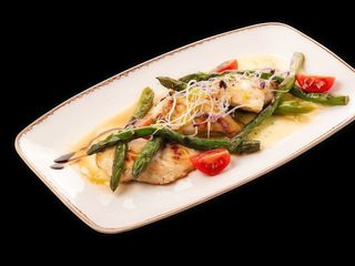 Пилешко филе с аспержи и беарнез