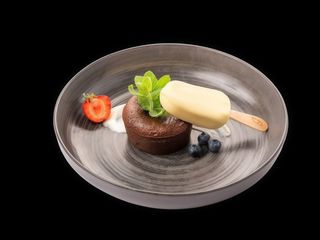 Шоколадово суфле поднесено с мини сладолед