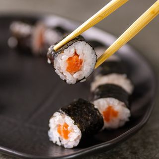 Суши Хосомаки сьомга (8бр)