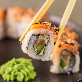 Суши Урамаки пушена сьомга (8бр)