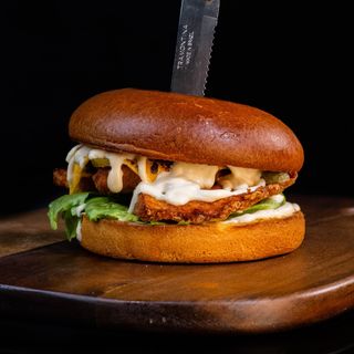 Бургер хрупкаво пиле (280г)