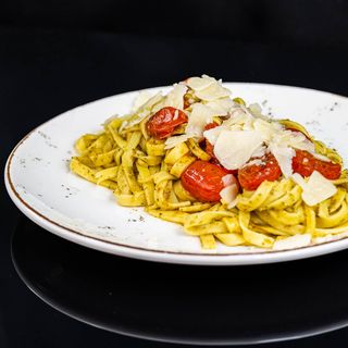 Паста с песто и чери домати