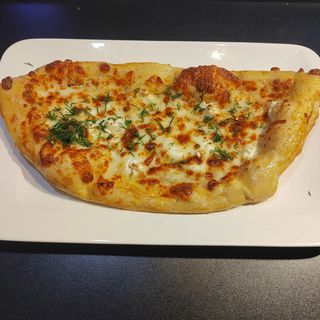 Чесново хлебче със сирене и кашкавал (1бр)