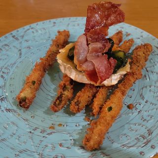 Хрупкави аспержи с козе сирене