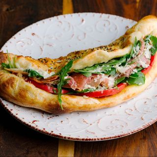 ПИАДИНА С ПРОШУТО И МОЦАРЕЛА