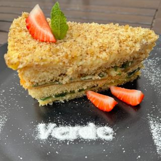 ДОМАШНА ТОРТА СЪС ЗЕЛЕНИ СМОКИНИ