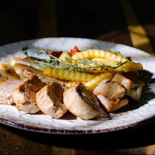 СВИНСКО БОН ФИЛЕНЦЕ ПЪРЖЕНИ КАРТОФКИ И ГРЪЦКА ПИТКА