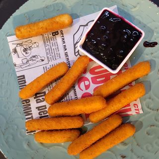 Моцарелени пръчици с боровинков сос