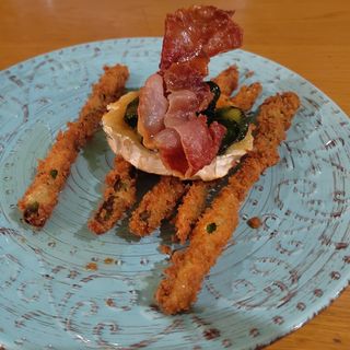 Хрупкави аспержи с козе сирене и боровинково сладко