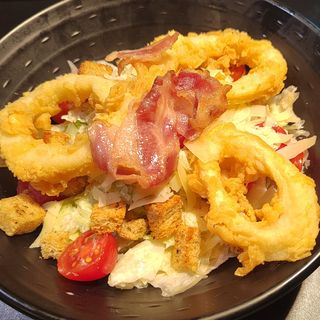 Салата Цезар с хрупкави калмари