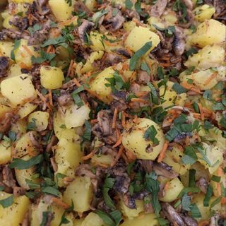Картофи по селски с гъби и моркови (300гр)