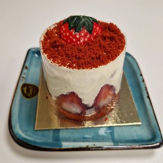 Малка плодова торта с ягоди и маскарпоне крем