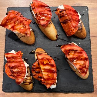 Чоризо, филаделфия и домат (1бр)