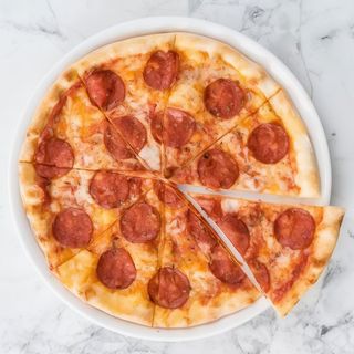 Кръгла пица с колбас (220г)