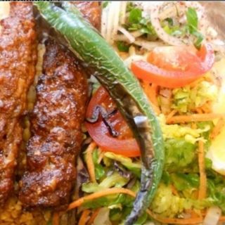 Адана кебап с гарнитура