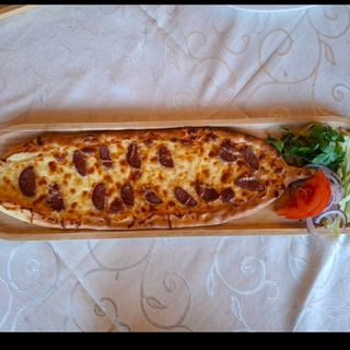 Пиде със суджук