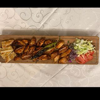 Пилешки крилца с гарнитура