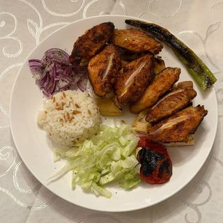 Пилешки крилца с гарнитура