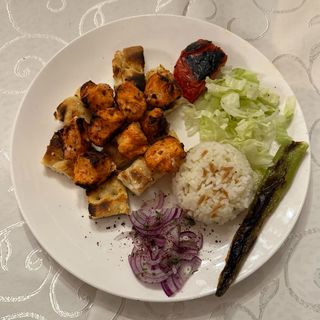 Пилешки шиш с гарнитура