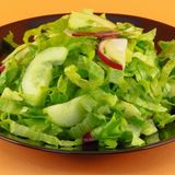 Зелена салата с пилешко месо в соев сос (300г)