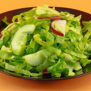 Зелена салата с пилешко месо в соев сос (300г)