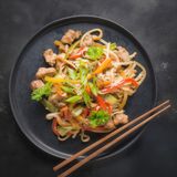 Пържено фиде със свинско месо (500г)