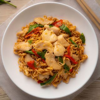 Пържено фиде с пилешко месо (500г)