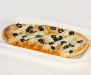 Италианско хлебче с моцарела, маслини и риган