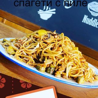 033. Пикантни спагети с пиле, гъби и кисели краставички (700гр)