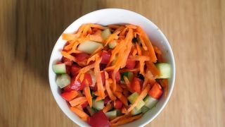 006. Салата домати, краставици, моркови - пикантна (450гр)