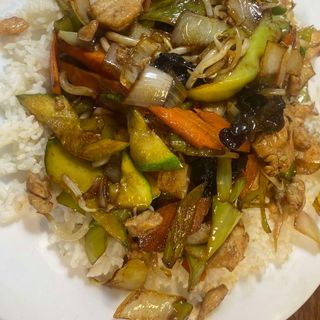 053. Свинско със зеленчуци и ориз (800гр)