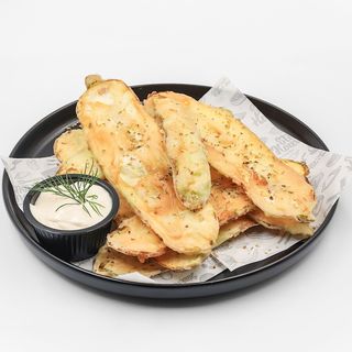 Тиквички по гръцки с млечно-чеснов сос (300г)