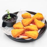 Топени сиренца в хрупкава панировка със сос горски плодове (250г)