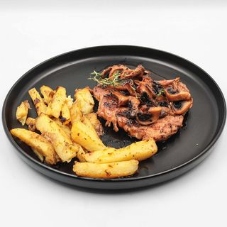 Пилешка пържола с горски гъбки и печени картофи (350г)