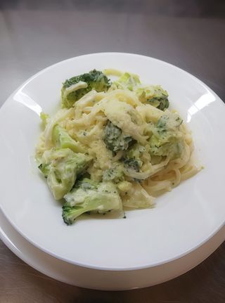 Оризови спагети с броколи