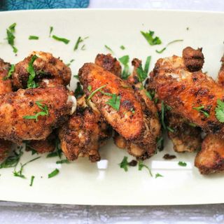 Пилешки крилца, приготвени в тандури фурнa