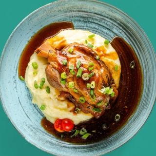 Бавно готвен свински джолан с кост