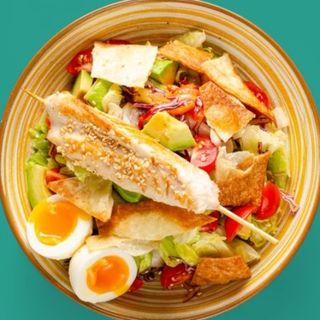 Пъстра салата със сусамово пиле