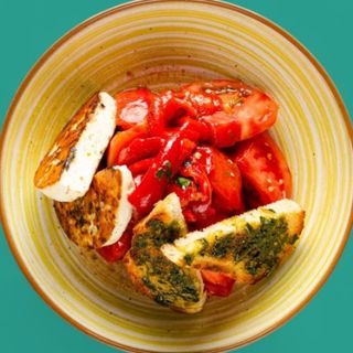 Салата с белени домати и запечено овче сирене