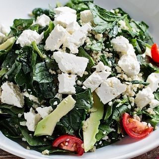 Спаначена салата с киноа и печени чушки