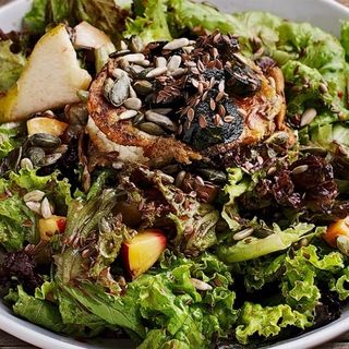 Микс от салати със запечено козе сирене