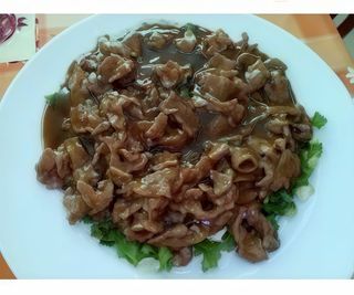 54. Лютиво телешко върху лук (600г)