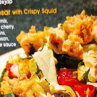 Салата "Цезар" с хрупкави калмари