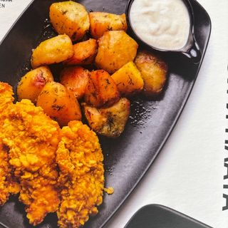 Хрупкави пилешки филенца с картофи соте и млечен сос