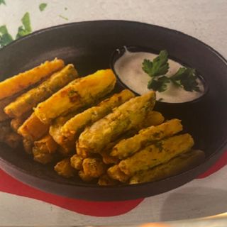 Хрупкави пръчици от тиквички с млечен сос