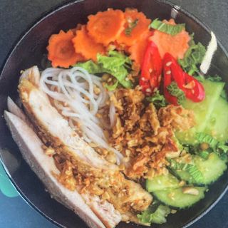 Салата с пилешко филе, фъстъци и сладко-кисел дресинг