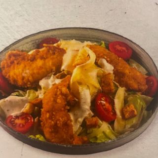 Салата Цезар с хрупкаво пиле