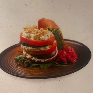 Салата етажи с козе сирене и кедър